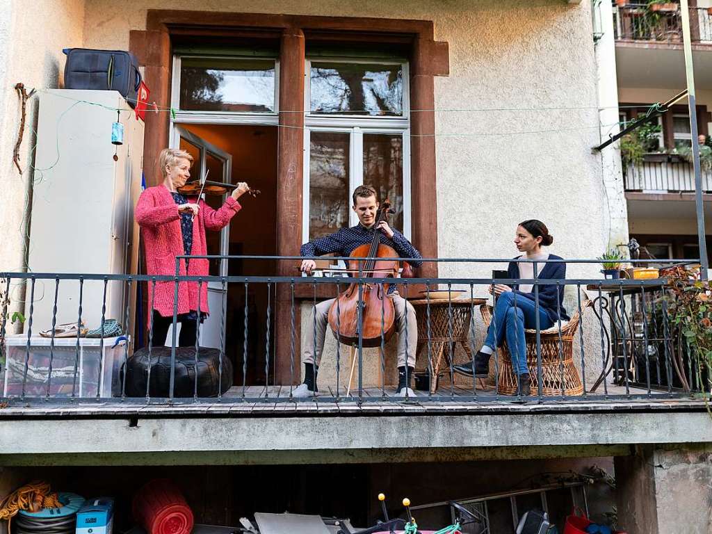 Balkonien: Lange Zeit war unklar, ob und welche Reisebeschrnkungen zur Sommerzeit bestehen wrden. Viele haben sich daher bereits auf einen Urlaub auf dem Balkon eingestellt. Mitglieder des Freiburger Barockorchesters nutzen ihren Balkon fr das gemeinsame Musizieren.