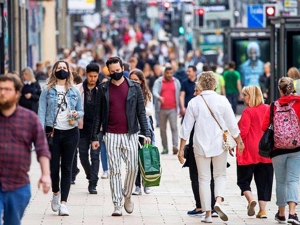 Basisreproduktionszahl: Auf die Frage, wann endlich Lockerungen in Sicht seien, war lange die Antwort, dass R kleiner als 1 sein msse. Dabei stand vor allem im Zentrum, wie viele Menschen ein infizierter Mensch ansteckt. Daher wurde versucht, diese Zahl unter eins zu bekommen, um so den Ausbruch abklingen zu lassen.