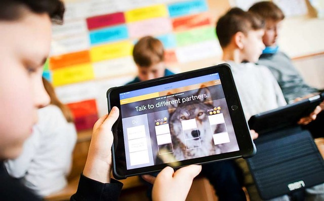 Tablet-Computer setzt das Schulzentrum...n Digitalisierung aufgerstet werden.   | Foto: Julian Stratenschulte (dpa)