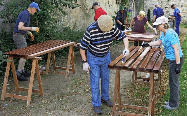 Zum Schutz vor der Witterung haben Hel...natrlichen Farbton des Holzes erhlt.  | Foto: Privat