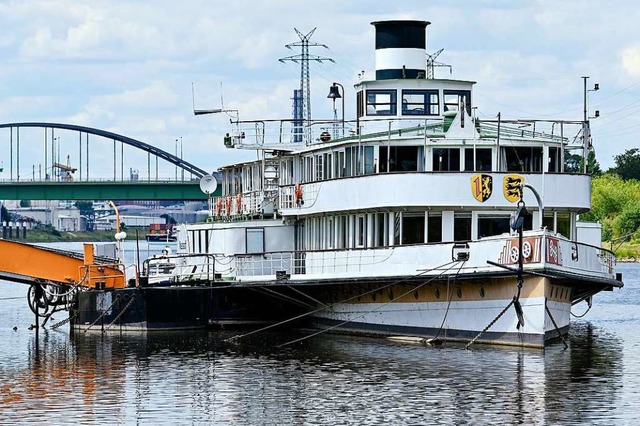 Wer will den Schaufelraddampfer haben?  | Foto: Uwe Anspach (dpa)