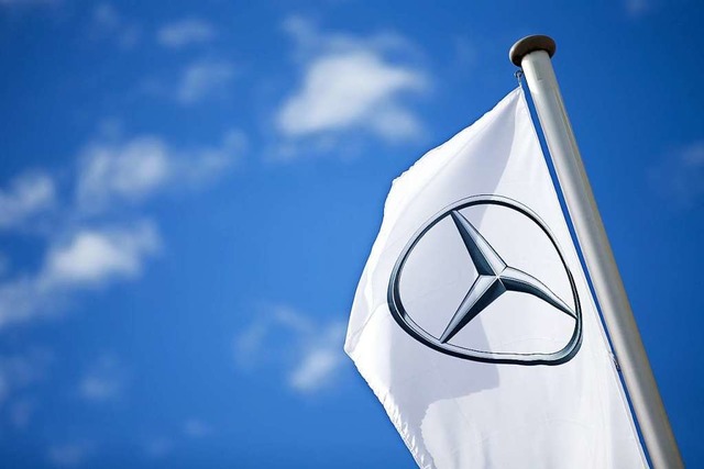Eine Fahne mit dem Logo von Mercedes-Benz hngt vor blauem Himmel.  | Foto: Tom Weller (dpa)