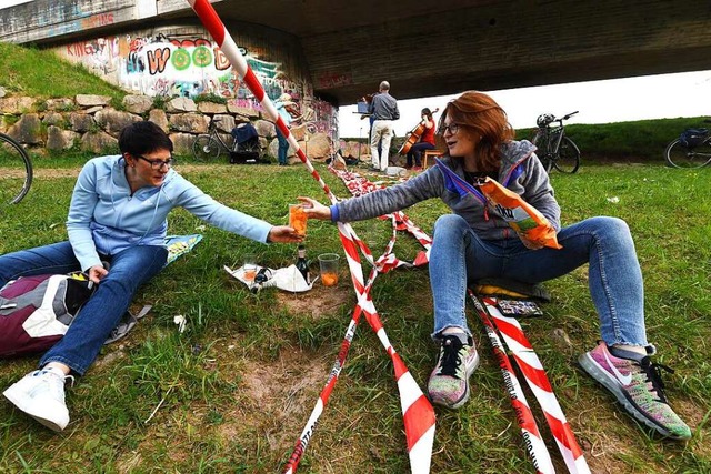 Das Flatterband an der Grenze &#8211; ...t eine Szene an der Zollfreien Strae.  | Foto: Juri Junkov