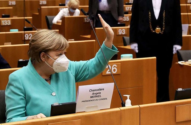 Mit Mundschutz tritt Angela Merkel im Europischen Parlament in Brssel auf.  | Foto: YVES HERMAN (AFP)
