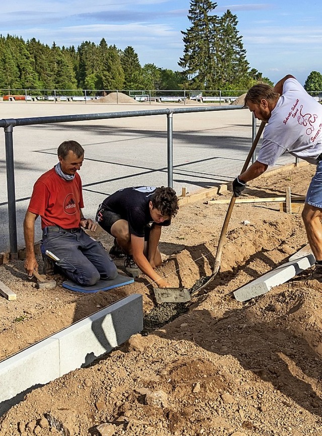 Bauleiter Franz Gatti (links) hat alle...Die Arbeiten laufen wie am Schnrchen.  | Foto: Wilfried Dieckmann