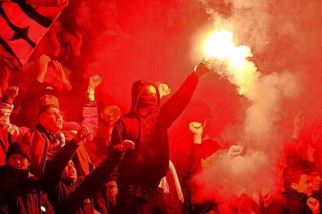 Keine gute Idee: Pyrotechnik im Stadion  | Foto: Peter Steffen