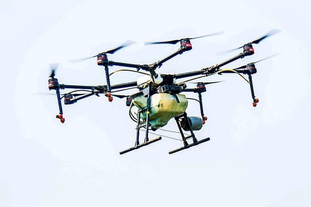 Eine Drohne fliegt am Himmel und wird von unten ferngesteuert.  | Foto: Wang Jilin (dpa)