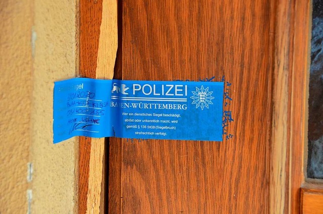 Ein Siegel der Polizei deckt das Schl... ab, in dem die Schsse gefallen sind.  | Foto: Stefan Hupka