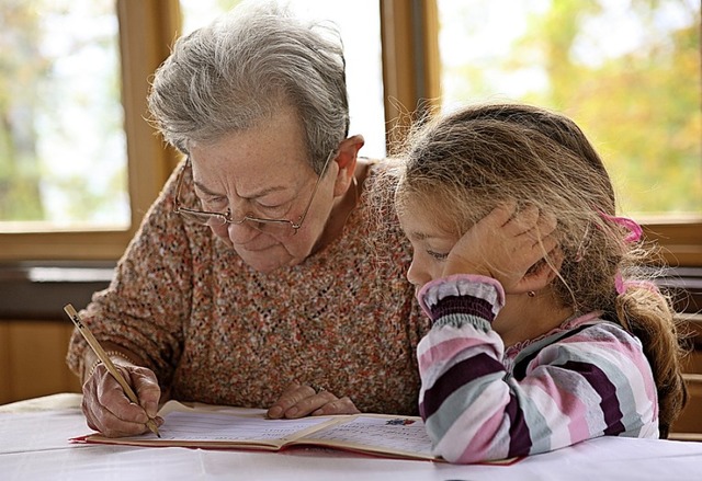 Hausaufgabenbetreuung: Senioren und Kinder knnen viel von einander lernen.  | Foto: Herby ( Herbert ) Me - stock.adobe.com