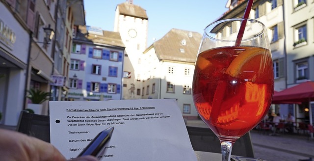Erst das Formular, dann der Drink: Ohn...zeit kein Gaststttenbesuch zulssig.   | Foto: Gerard, Roland