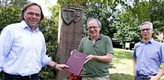 Adalbert Kern (Mitte) berreichte Brg...n von Gerhard Finkbeiners Sohn Heiko.   | Foto: Heidi Fel