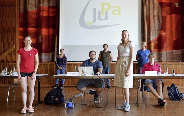 Natascha Hohler (von links), Vanessa K...chenreuter vor dem neuen Logo des Jupa  | Foto: Horatio Gollin