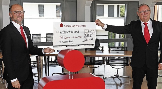 <BZ-FotoAnlauf>Sparkasse Wiesental:</B...mit dem ersten Scheck ber 14000 Euro   | Foto: Hans-Jrgen Hege