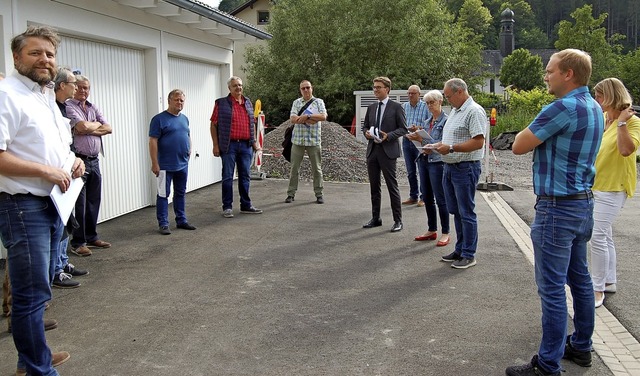 Architekt Oliver Thiele (links) erlut...enheim in ihre Huser in St. Blasien.   | Foto: Claudia Renk