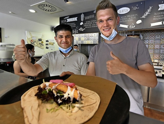 Fuballprofi Matthias Ginter (rechts) ...okal Damasko&#8217;s eine gute Figur.   | Foto: Michael Bamberger