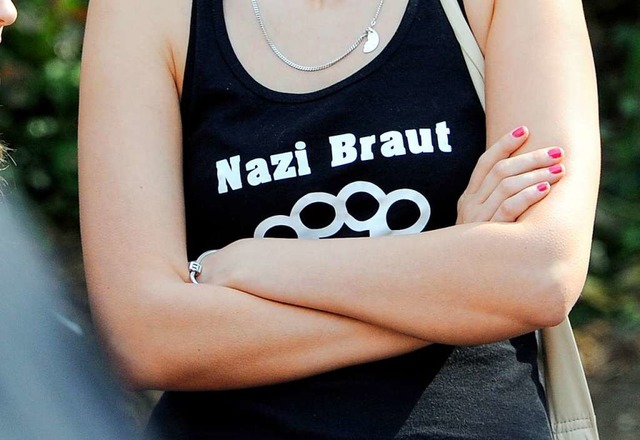 Neumnster: Eine weibliche Teilnehmeri...Shirt mit der Aufschrift Nazi Braut.  | Foto: Carsten Rehder (dpa)