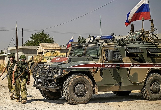 Russische Soldaten positionieren sich  an der syrisch-trkischen Grenze.  | Foto: DELIL SOULEIMAN