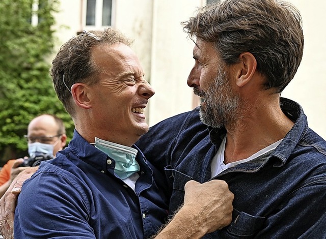 Alexander Falk (links) nach dem Urteil mit einem Freund vor dem Gerichtsgebude  | Foto: Arne Dedert (dpa)