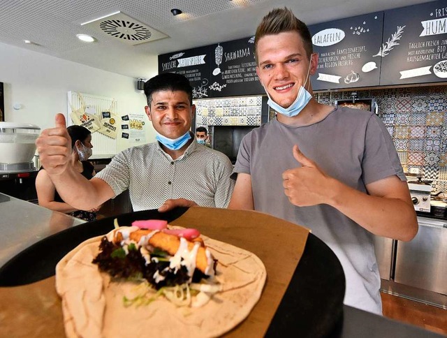 Fuballprofi Matthias Ginter (rechts) ...Lokal Damasko&#8217;s eine gute Figur.  | Foto: Michael Bamberger