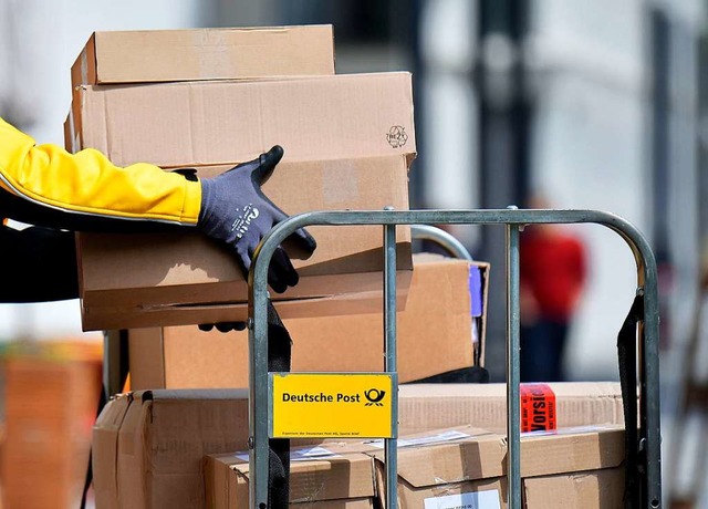 Die Mitarbeiter der Deutschen Post sol...n Bonus in Hhe von 300 Euro bekommen.  | Foto: TOBIAS SCHWARZ (AFP)