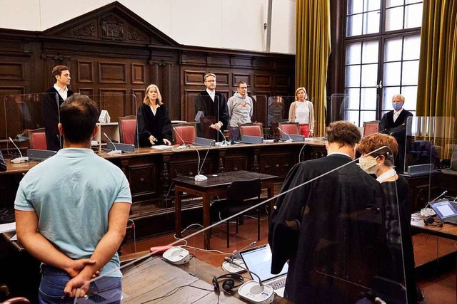 Anne Maier-Gring (3.v.l.), Vorsitzend...gten wurden zu Haftstrafen verurteilt.  | Foto: Georg Wendt (dpa)