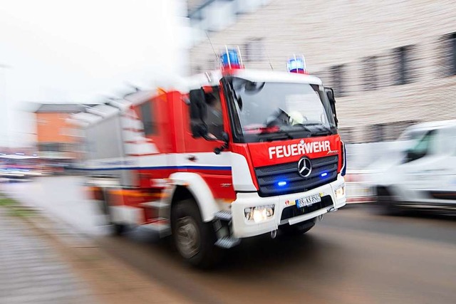 Die Feuerwehr Ballrechten-Dottingen r...reitag wegen brennendem Sperrmll aus.  | Foto: Julian Stratenschulte (dpa)