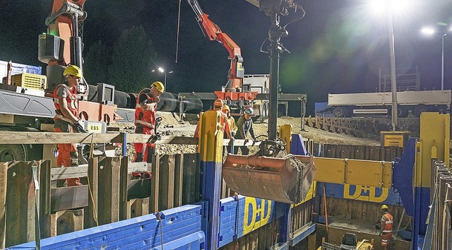 Spezialfirmen bohrten in Nachtschichte...g zur Heizzentrale an der Schildgasse.  | Foto: Energiedienst/ Beni Basler