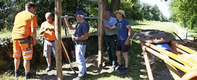 Mitarbeiter des Wyhler Bauhofs und Sch...r den Naturlehrpfad montiert werden.   | Foto: Roland Vitt