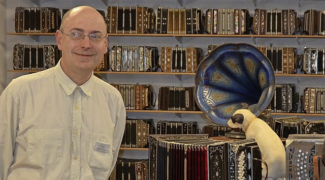 Sammler Axel Steinhart in &#8222;seinem&#8220; Bandoneon-Museum in Staufen  | Foto: Barbara Schmidt