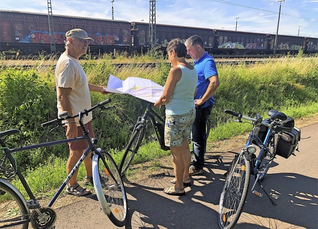 BI-Vorsitzender Karl Buerle (l.) und ...cke der knftigen Bahngleise erkundet.  | Foto: BI Bahntrasse