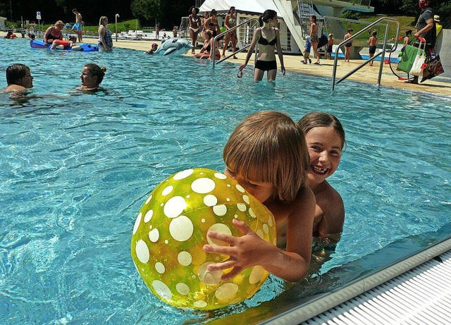 Bei Sommerwetter im Schwimmbad plantsc...a-Zeiten wie hier im Mach&#8217; Blau.  | Foto: Nina Herrmann