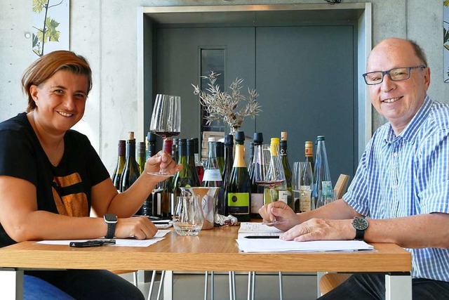 Die Sommelire Eva Kpfer und BZ-Redak... der Auswahl der Weine fr die Weinbox  | Foto: Bennjamin Funk