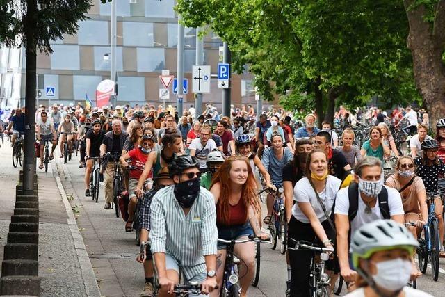 800 Radler fordern in der Freiburger Innenstadt mehr Klimaschutz