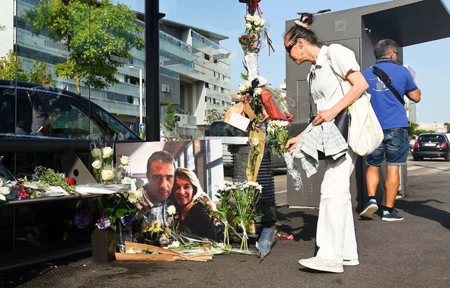 In Bayonne legten Menschen am Mittwoch Blumen fr den nun Verstorbenen nieder.  | Foto: GAIZKA IROZ (AFP)