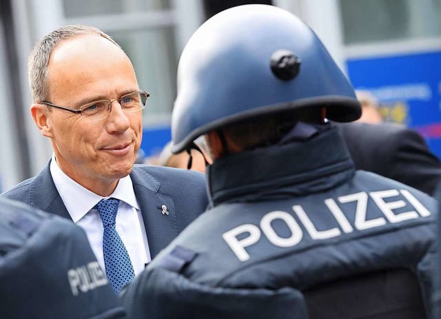 Der hessische Innenminister Peter Beuth zu Besuch bei der Polizei.  | Foto: Arne Dedert (dpa)