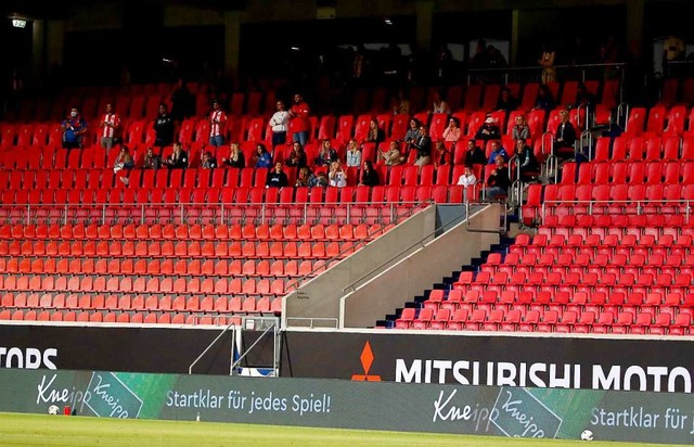 Zaungste beim Geisterspiel: Jetzt muss der 1. FC Heidenheim zahlen.  | Foto: Tom Weller (dpa)