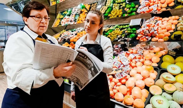In ihrer Ausbildung zur Gro- und Aue...ie Arbeit im Lebensmittelmarkt kennen.  | Foto: Markus Scholz