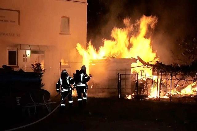 35 Hhner verenden bei Brand einer Gartenhtte in Lahr