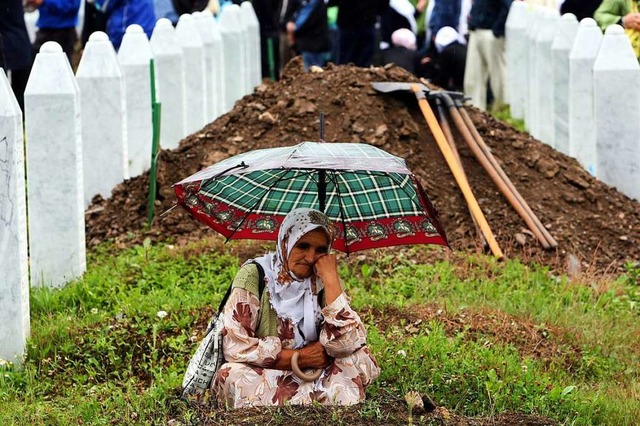 Noch immer werden in Srebrenica regelm... hier  im Juli 2009 beigesetzt wurden.  | Foto: Fehim Demir (dpa)