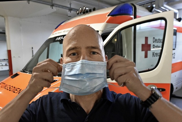 Ohne Maske knnen die Mitarbeiter des ...n nicht in ihre Rettungswagen steigen.  | Foto: Michael Bamberger