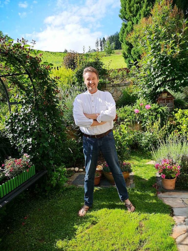 Michael Gttler geniet bei allem rge...  den Garten seines Ohlsbacher Hauses.  | Foto: Ralf Burgmaier