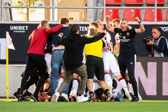Das Team von Nrnberg jubelt ber den Treffer zum 3:1.  | Foto: Matthias Balk (dpa)