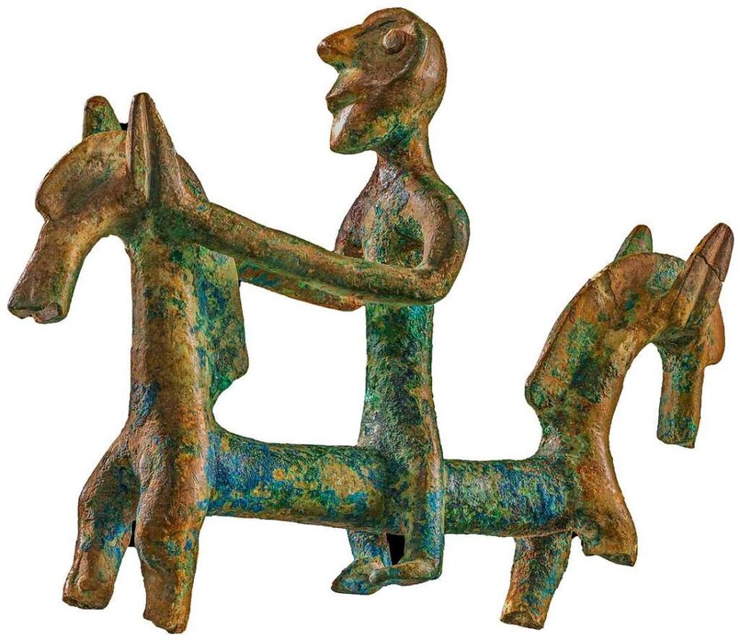 Ein Reiter aus Bronze,  in einem Wagengrab am Fue des Bussen entdeckt.  | Foto: Landesamt für Denkmalpflege im 