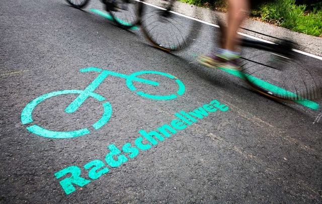 Der erste Radschnellweg in Baden-Wrtt...hr im Ballungsraum Stuttgart erffnet.  | Foto: Christoph Schmidt (dpa)