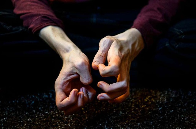 Die gekrmmten Finger eines Menschen mit frhkindlichem Autismus (Symbolbild).  | Foto: Sebastian Gollnow