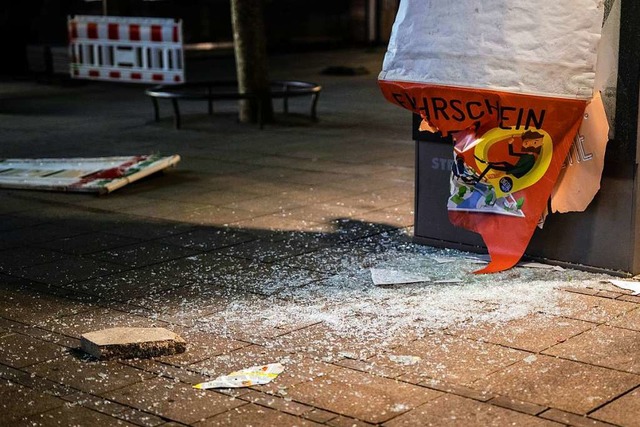 In Stuttgart war es in der Nacht zum 2...chweren Auseinandersetzungen gekommen.  | Foto: Christoph Schmidt (dpa)