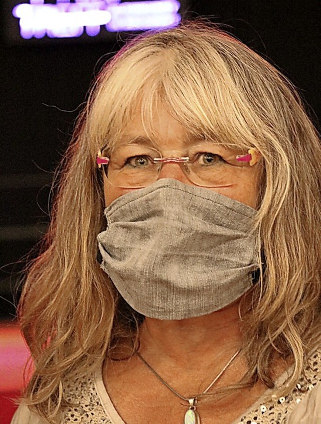 Vorsitzende Gudrun Deinzer und das gesamte Veranstaltungsteam trugen Masken.  | Foto: Martha Weishaar