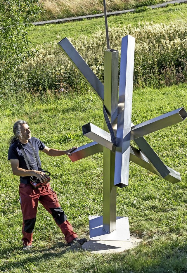 Ralf Rosa beim Aufstellen seines Kunstwerkes im Skulpturenpark.  | Foto: Wilfried Dieckmann