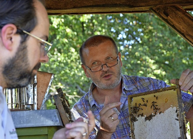 Philipp Ulmer (links) kostet den Honig...rgen Wilting am Haus der guten Biene.   | Foto: Felix Lieschke