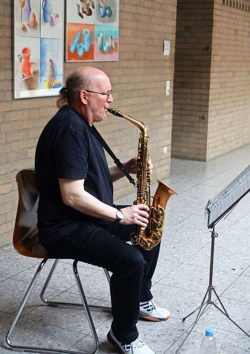 Saxophonist Ralf Geisler spielte auf dem Gang im Treppenhaus die Zwischenmusiken | Foto: Roswitha Frey